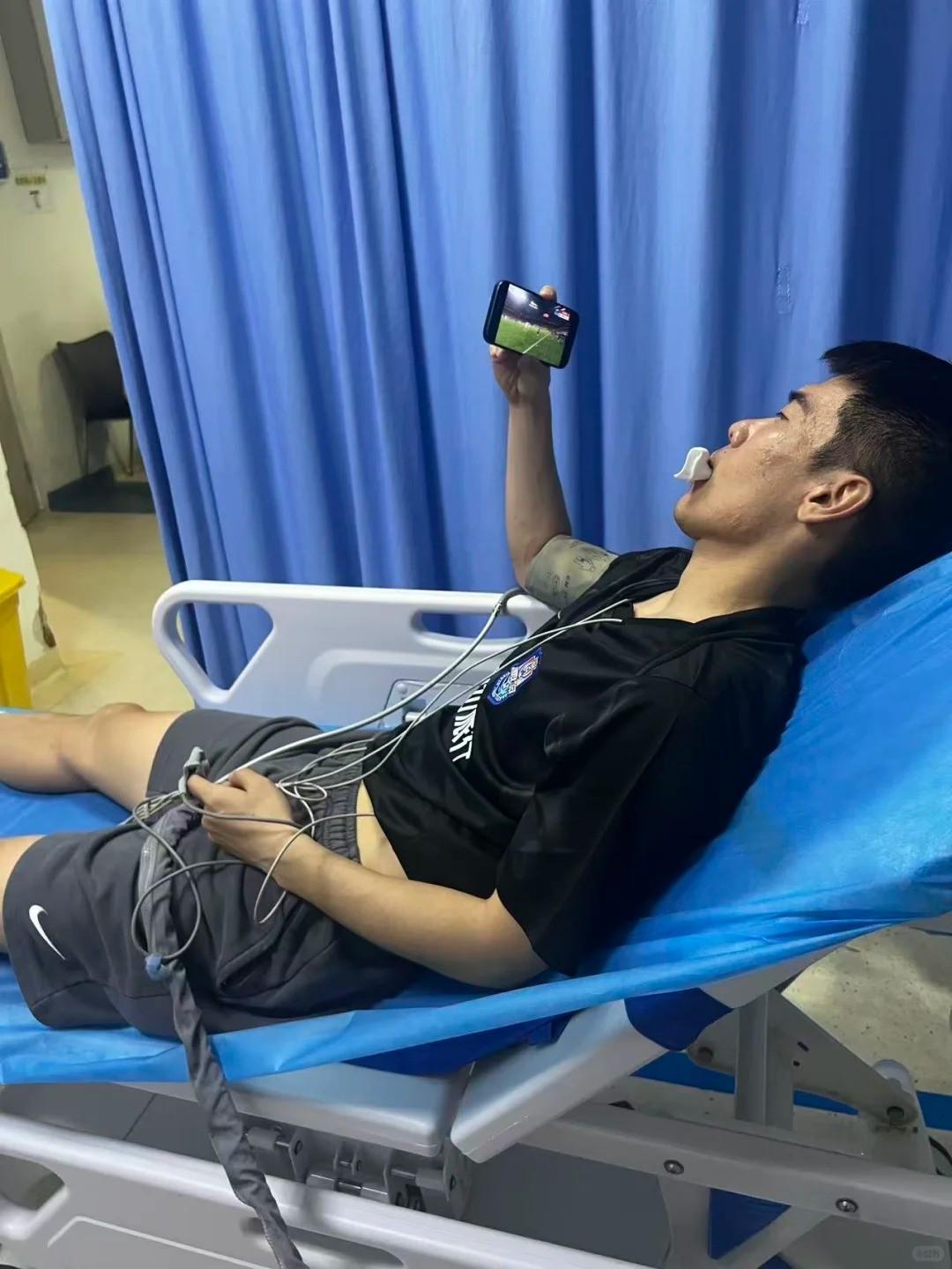 王秋明比赛中被撞掉两颗门牙,在医院治疗时仍关注比赛